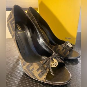 Authentic Fendi Spuntata Zucca Pump  Size US 9 EU 40